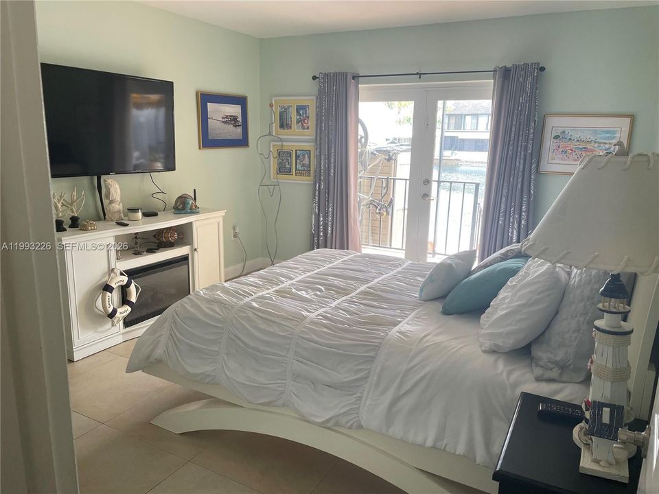 For Sale: $549,000 (2 beds, 2 baths, 1275 Square Feet)
