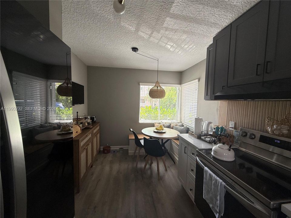 На продажу: $649,900 (3 спален, 2 ванн, 1380 Квадратных фут)