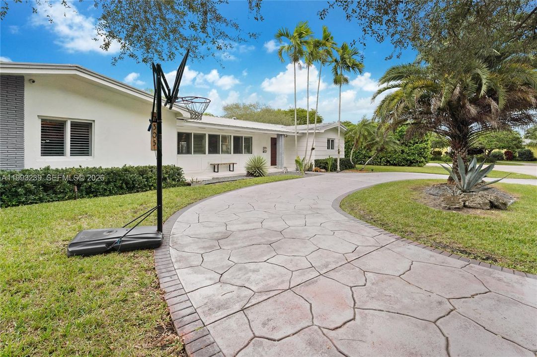 待售: $1,999,999 (6 贝兹, 4 浴室, 3760 平方英尺)