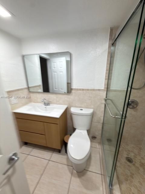 合同活跃: $310,000 (2 贝兹, 1 浴室, 963 平方英尺)