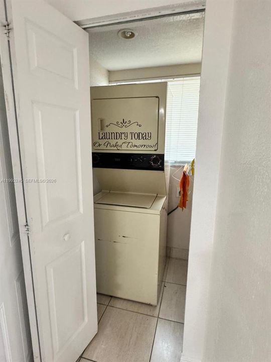 На продажу: $330,000 (2 спален, 1 ванн, 963 Квадратных фут)