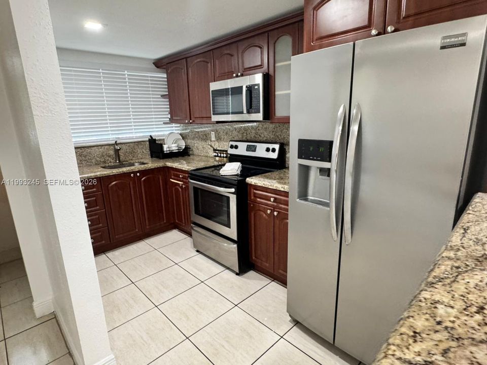 На продажу: $330,000 (2 спален, 1 ванн, 963 Квадратных фут)