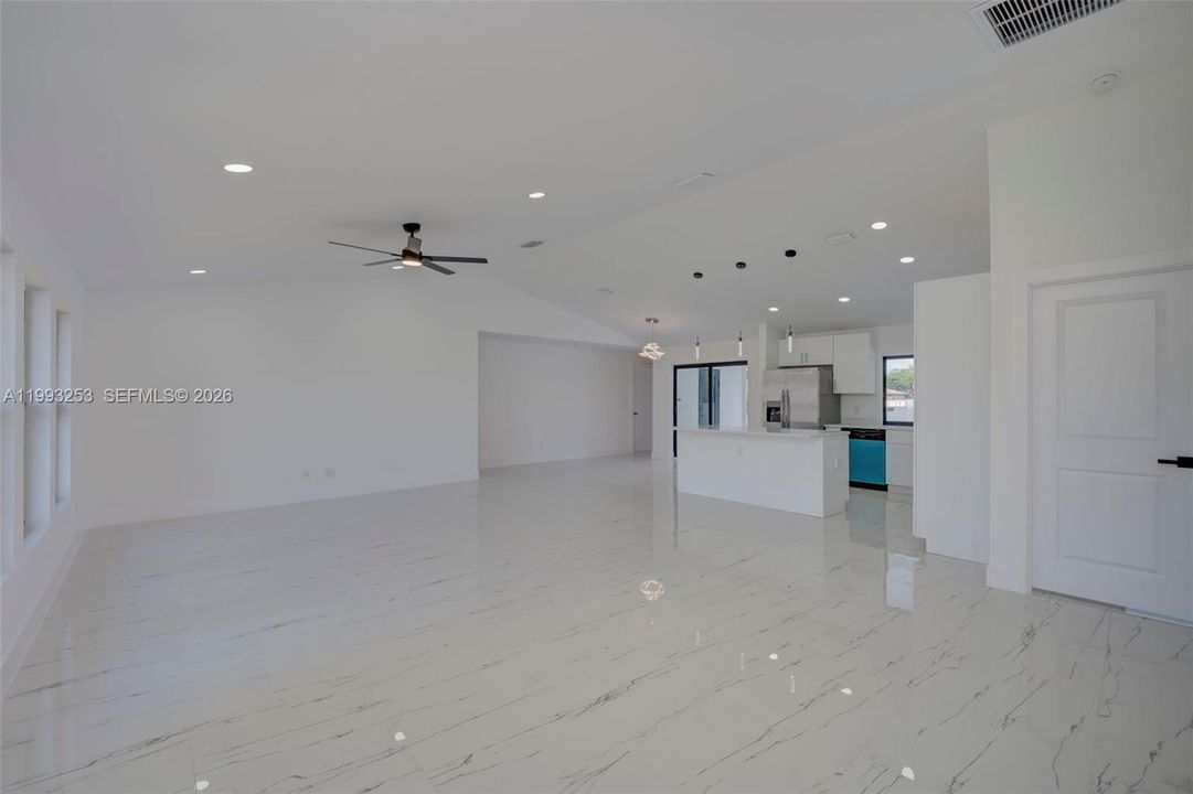 Под контрактом: $399,999 (3 спален, 2 ванн, 1745 Квадратных фут)