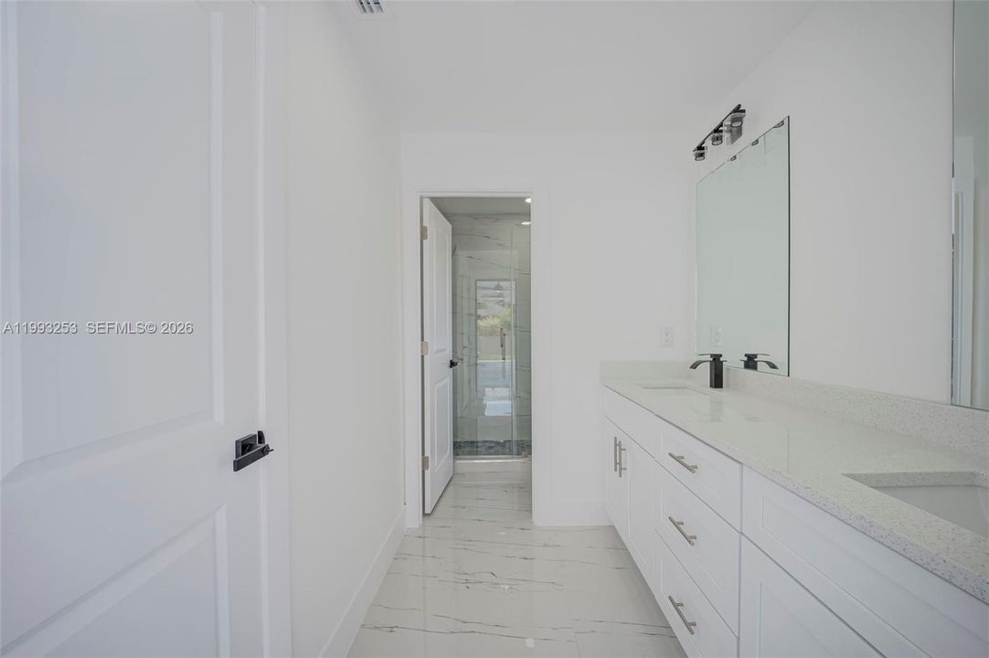 Под контрактом: $399,999 (3 спален, 2 ванн, 1745 Квадратных фут)