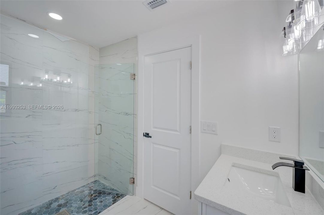 Под контрактом: $399,999 (3 спален, 2 ванн, 1745 Квадратных фут)