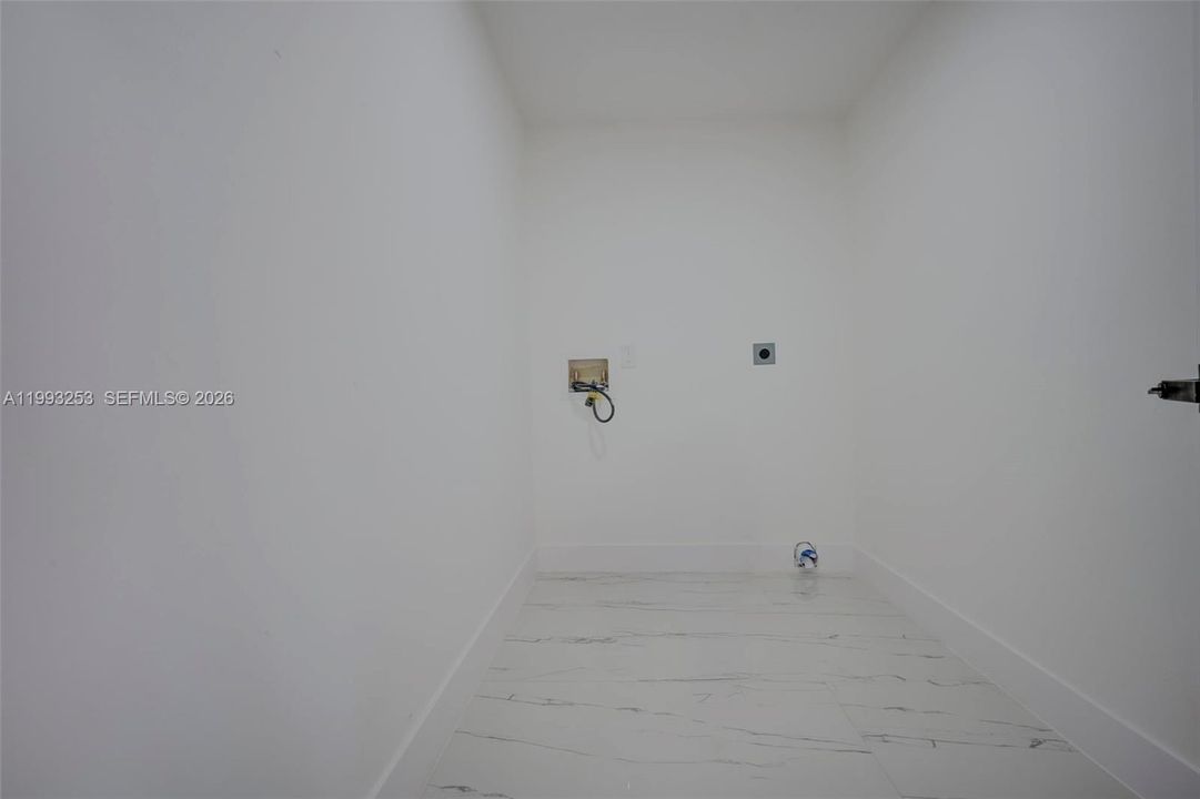 Под контрактом: $399,999 (3 спален, 2 ванн, 1745 Квадратных фут)