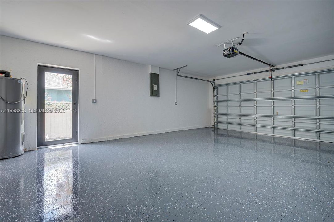 Под контрактом: $399,999 (3 спален, 2 ванн, 1745 Квадратных фут)