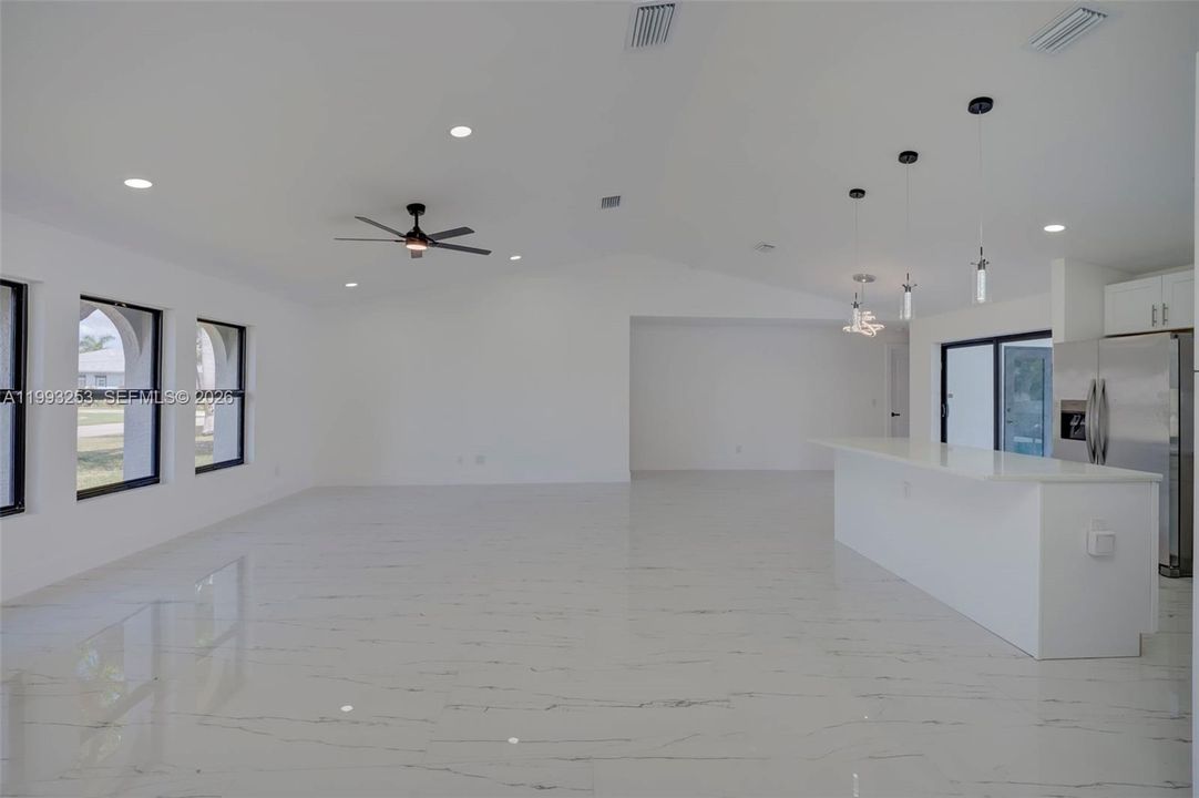 Под контрактом: $399,999 (3 спален, 2 ванн, 1745 Квадратных фут)