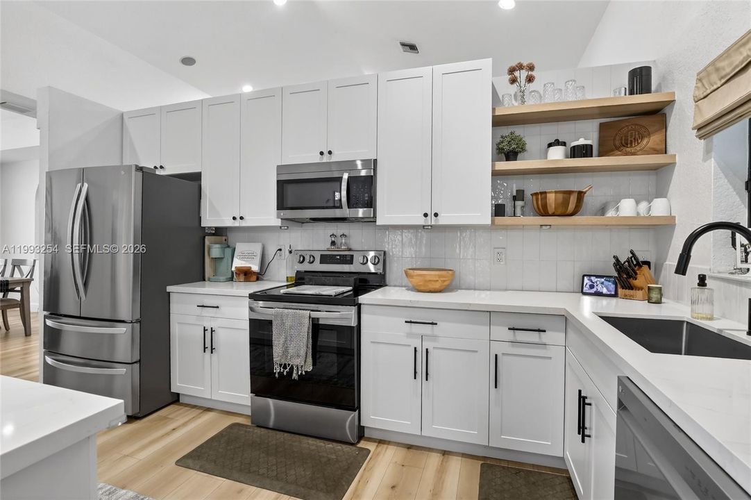 Activo con contrato: $799,000 (4 camas, 2 baños, 2367 Pies cuadrados)