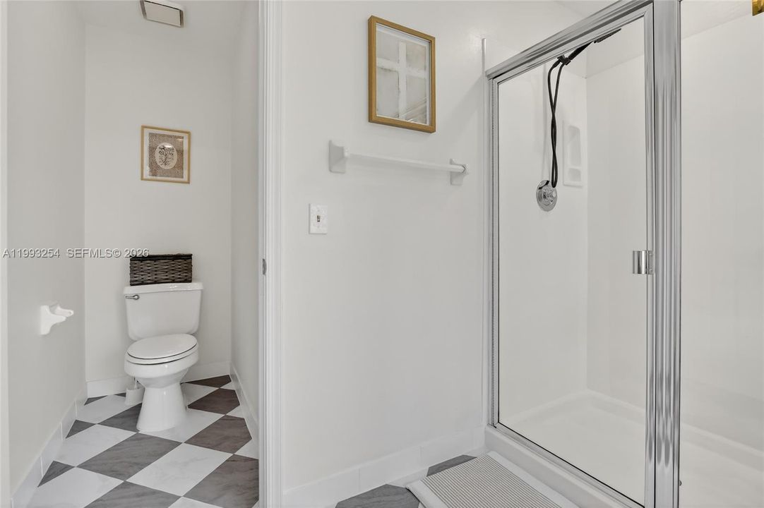 Activo con contrato: $799,000 (4 camas, 2 baños, 2367 Pies cuadrados)