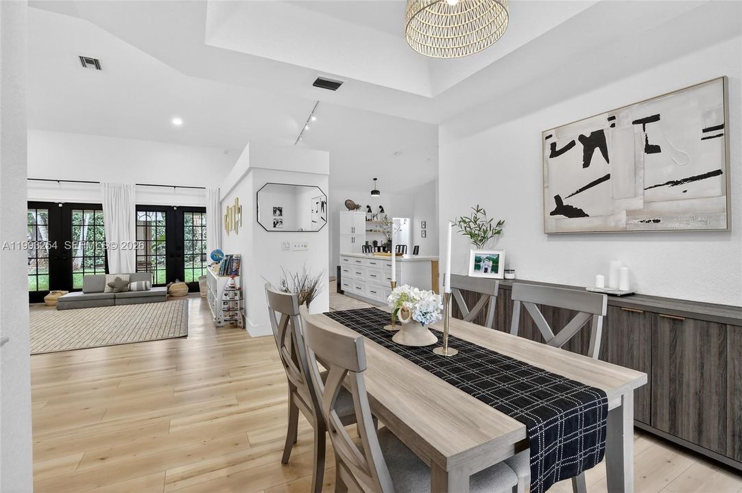 Activo con contrato: $799,000 (4 camas, 2 baños, 2367 Pies cuadrados)