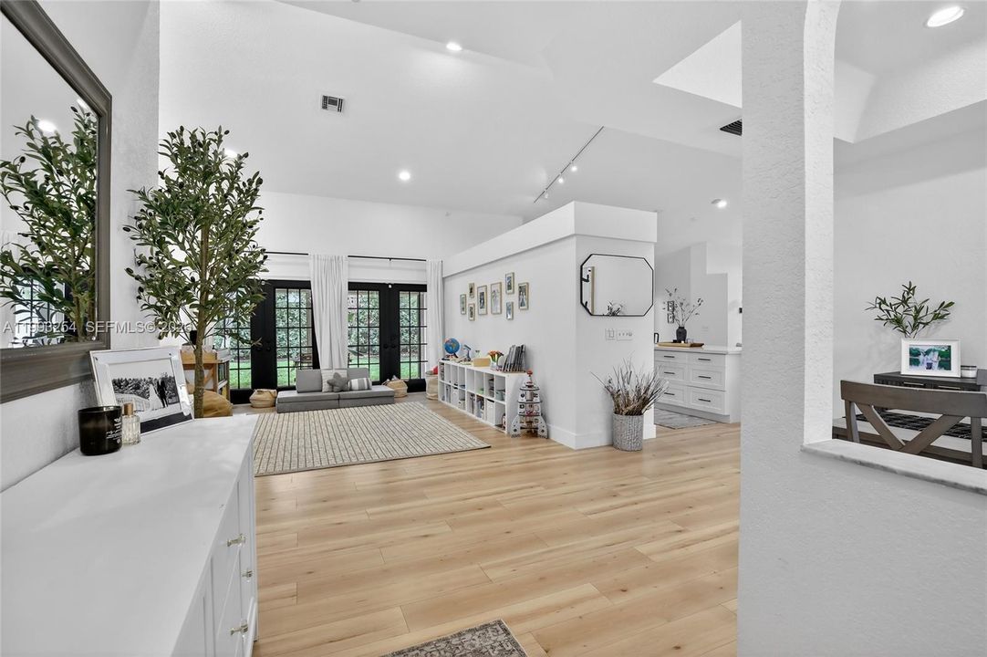 Activo con contrato: $799,000 (4 camas, 2 baños, 2367 Pies cuadrados)