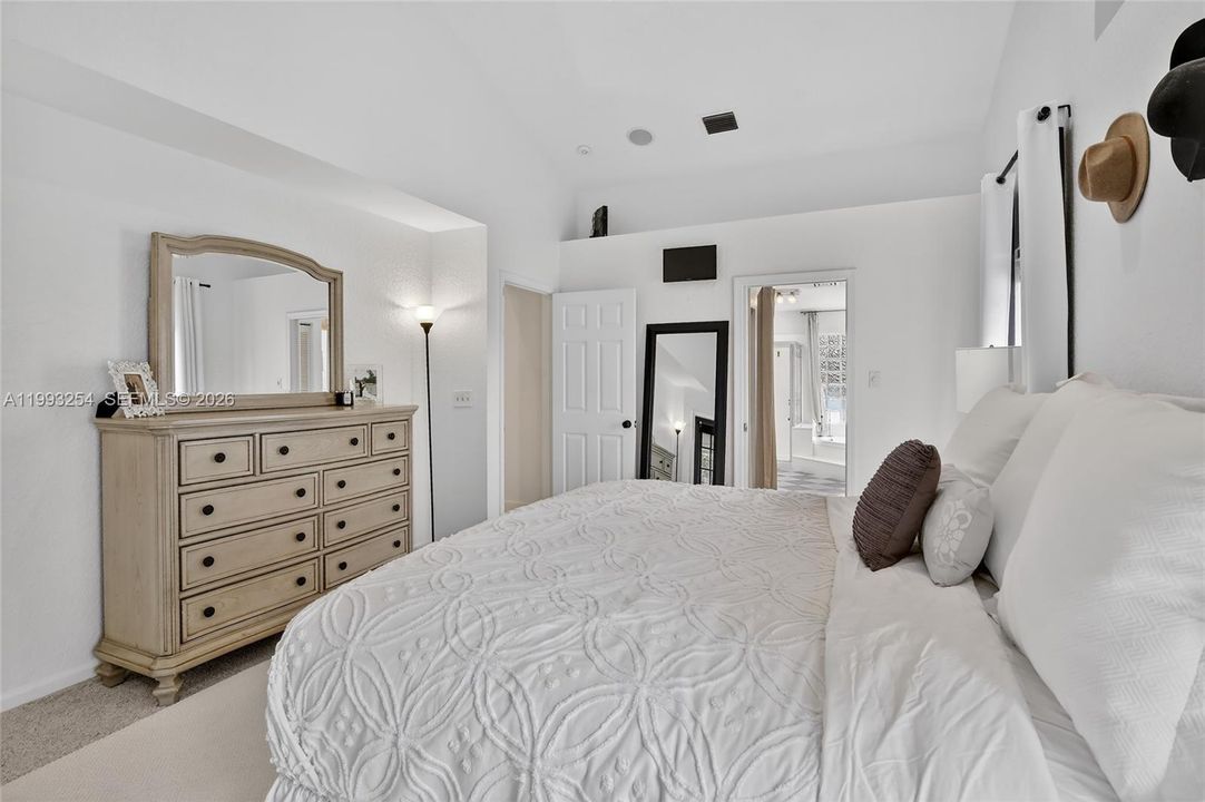 Activo con contrato: $799,000 (4 camas, 2 baños, 2367 Pies cuadrados)