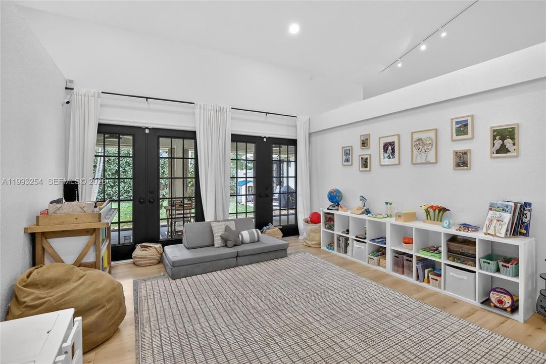 Activo con contrato: $799,000 (4 camas, 2 baños, 2367 Pies cuadrados)