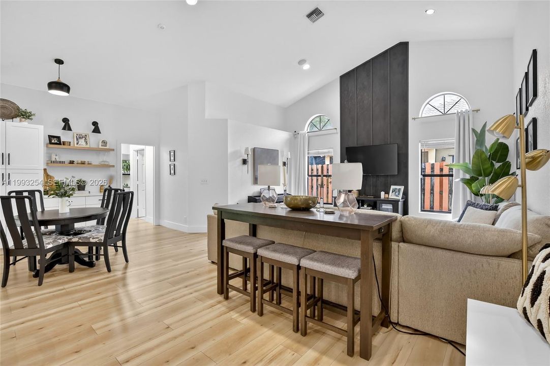 Activo con contrato: $799,000 (4 camas, 2 baños, 2367 Pies cuadrados)