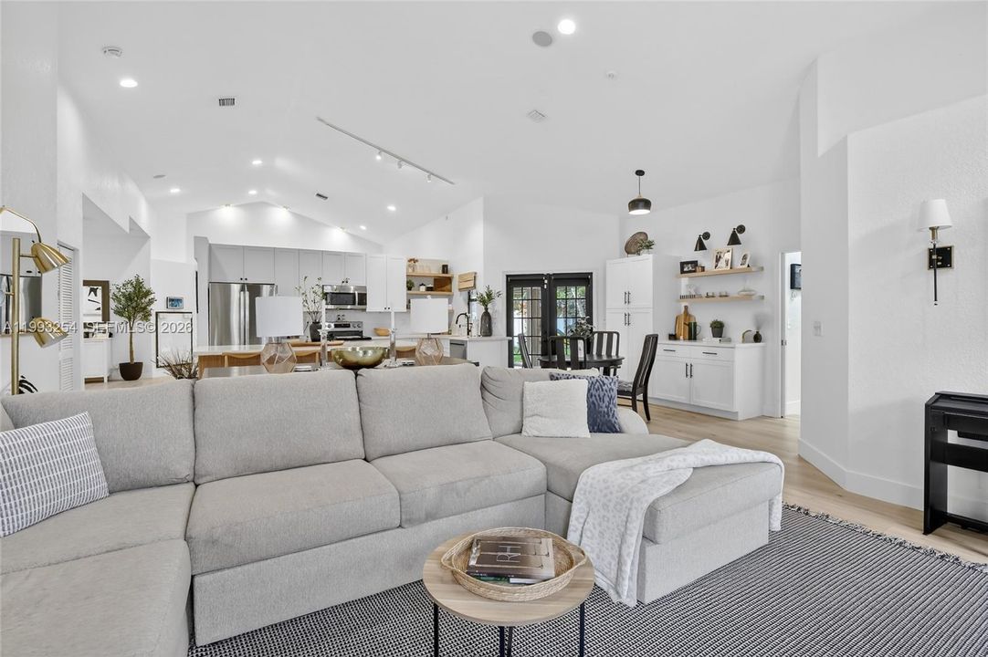 Activo con contrato: $799,000 (4 camas, 2 baños, 2367 Pies cuadrados)