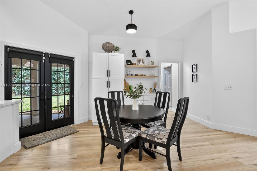 Activo con contrato: $799,000 (4 camas, 2 baños, 2367 Pies cuadrados)