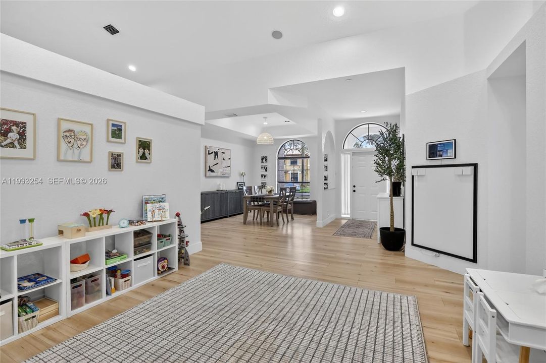Activo con contrato: $799,000 (4 camas, 2 baños, 2367 Pies cuadrados)