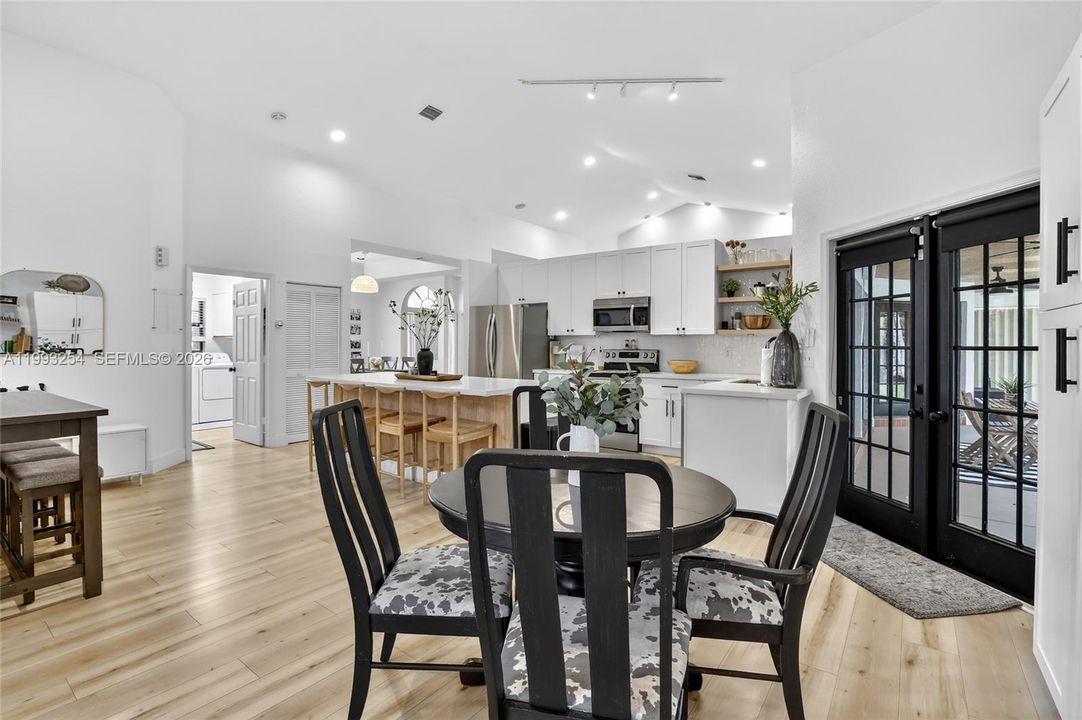 Activo con contrato: $799,000 (4 camas, 2 baños, 2367 Pies cuadrados)
