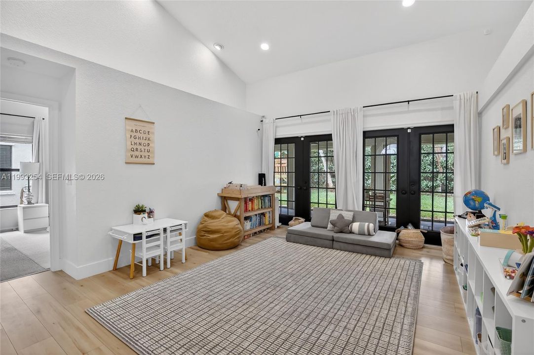Activo con contrato: $799,000 (4 camas, 2 baños, 2367 Pies cuadrados)