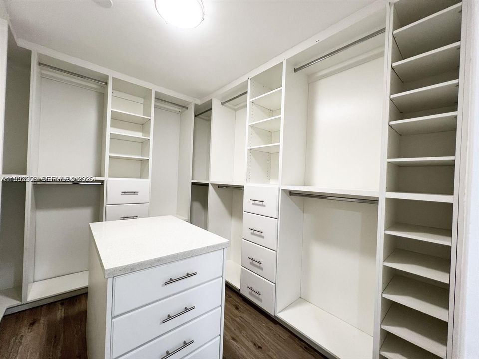 En Venta: $1,300,000 (4 camas, 3 baños, 2574 Pies cuadrados)