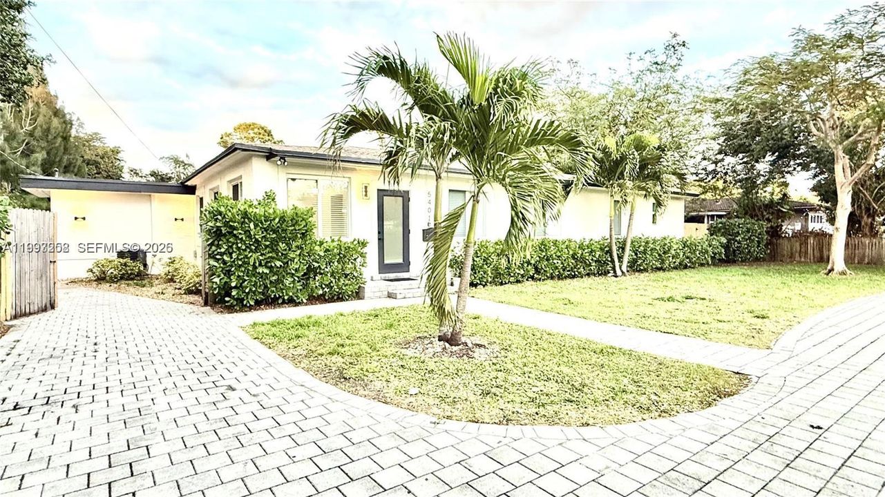 En Venta: $1,300,000 (4 camas, 3 baños, 2574 Pies cuadrados)