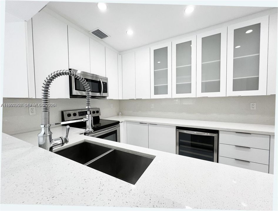 En Venta: $1,300,000 (4 camas, 3 baños, 2574 Pies cuadrados)
