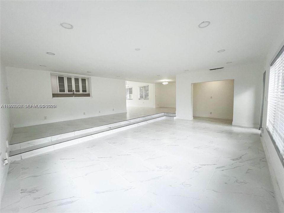 En Venta: $1,300,000 (4 camas, 3 baños, 2574 Pies cuadrados)