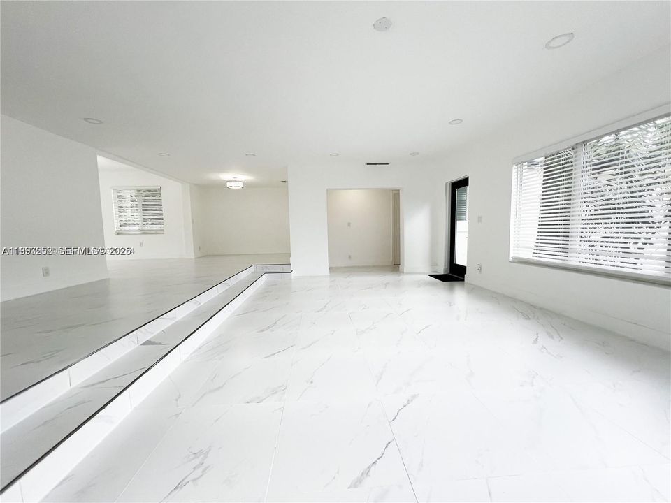 En Venta: $1,300,000 (4 camas, 3 baños, 2574 Pies cuadrados)