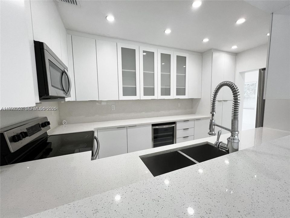En Venta: $1,300,000 (4 camas, 3 baños, 2574 Pies cuadrados)