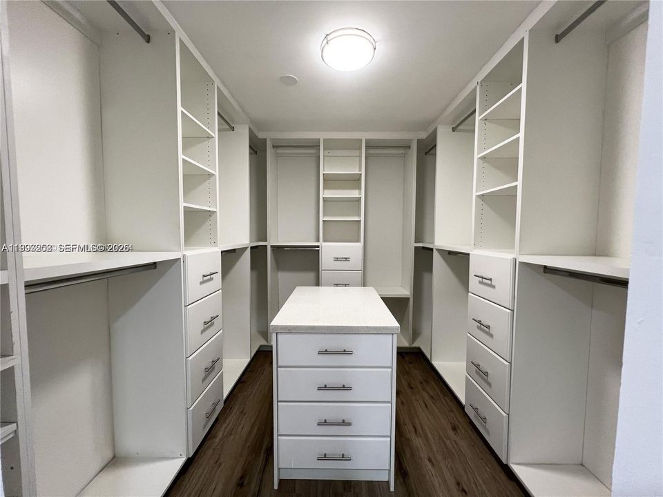 En Venta: $1,300,000 (4 camas, 3 baños, 2574 Pies cuadrados)