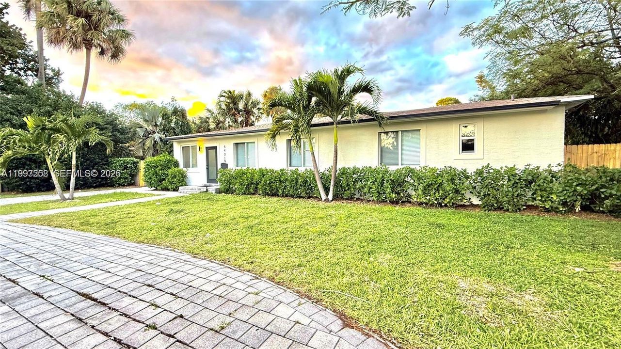 En Venta: $1,300,000 (4 camas, 3 baños, 2574 Pies cuadrados)