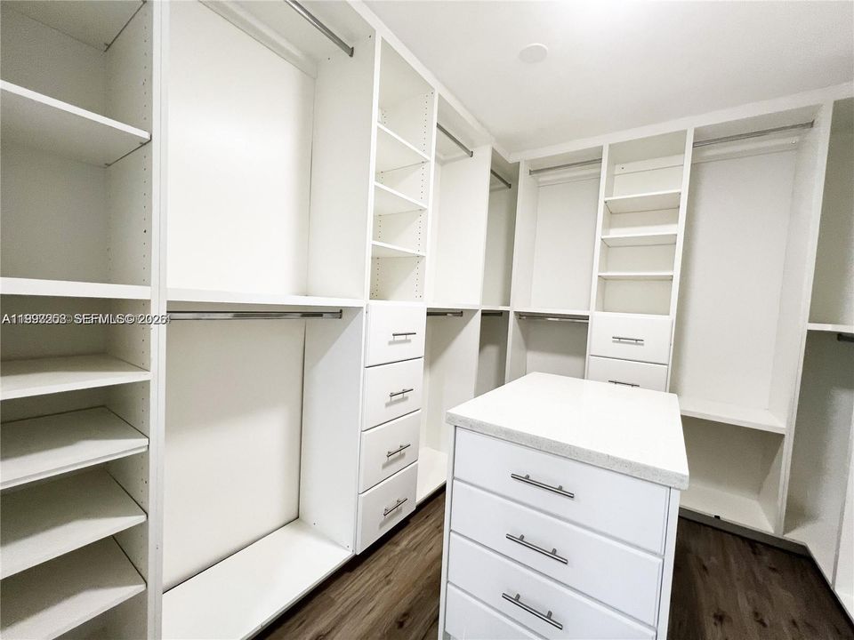 En Venta: $1,300,000 (4 camas, 3 baños, 2574 Pies cuadrados)