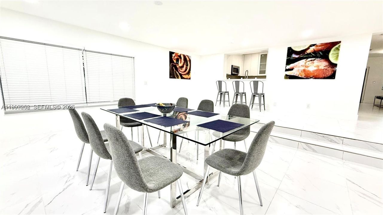 En Venta: $1,300,000 (4 camas, 3 baños, 2574 Pies cuadrados)