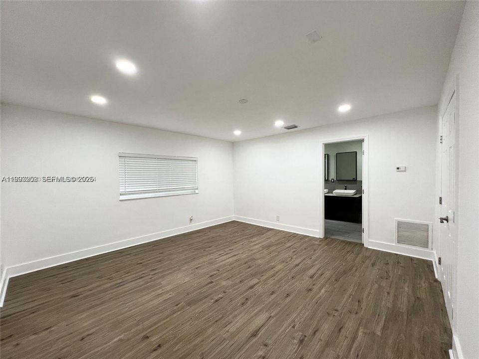 En Venta: $1,300,000 (4 camas, 3 baños, 2574 Pies cuadrados)
