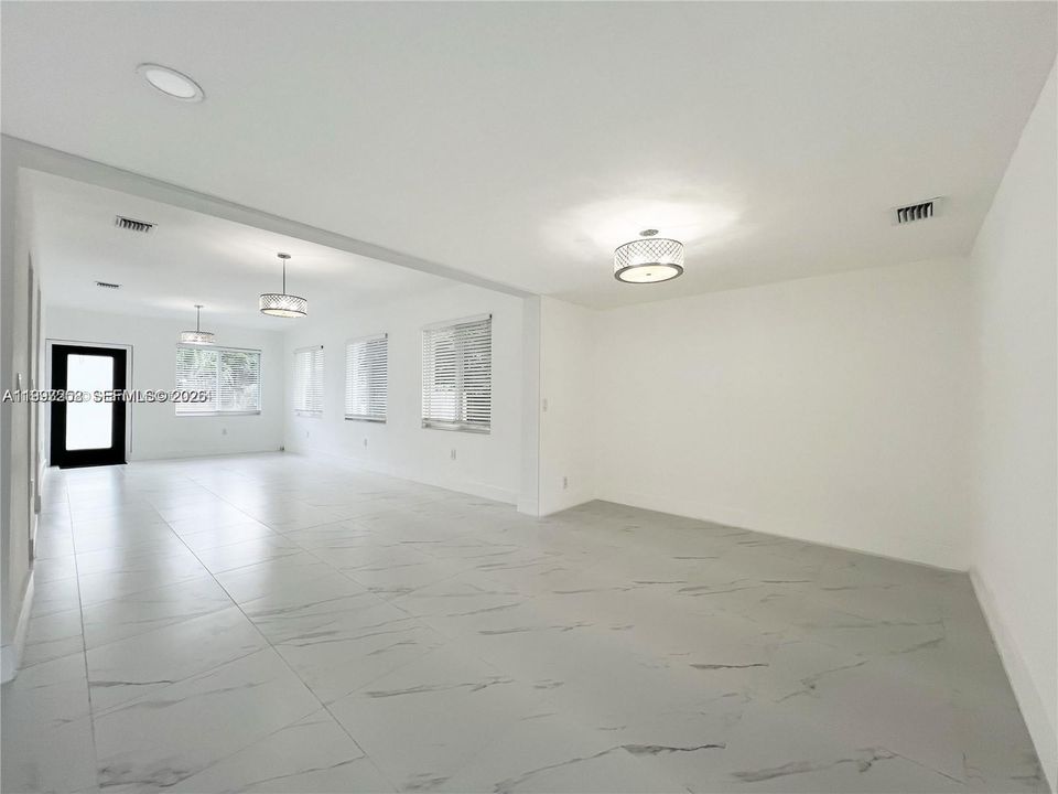 En Venta: $1,300,000 (4 camas, 3 baños, 2574 Pies cuadrados)