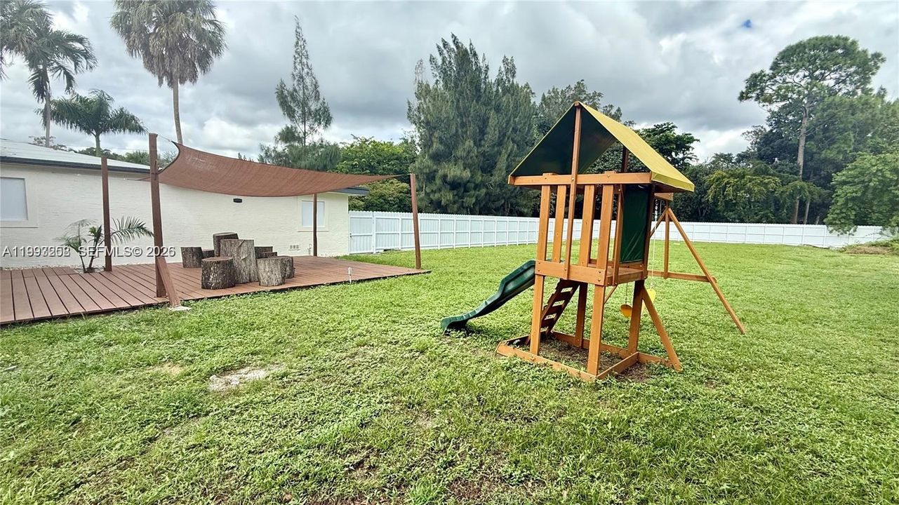 En Venta: $1,300,000 (4 camas, 3 baños, 2574 Pies cuadrados)
