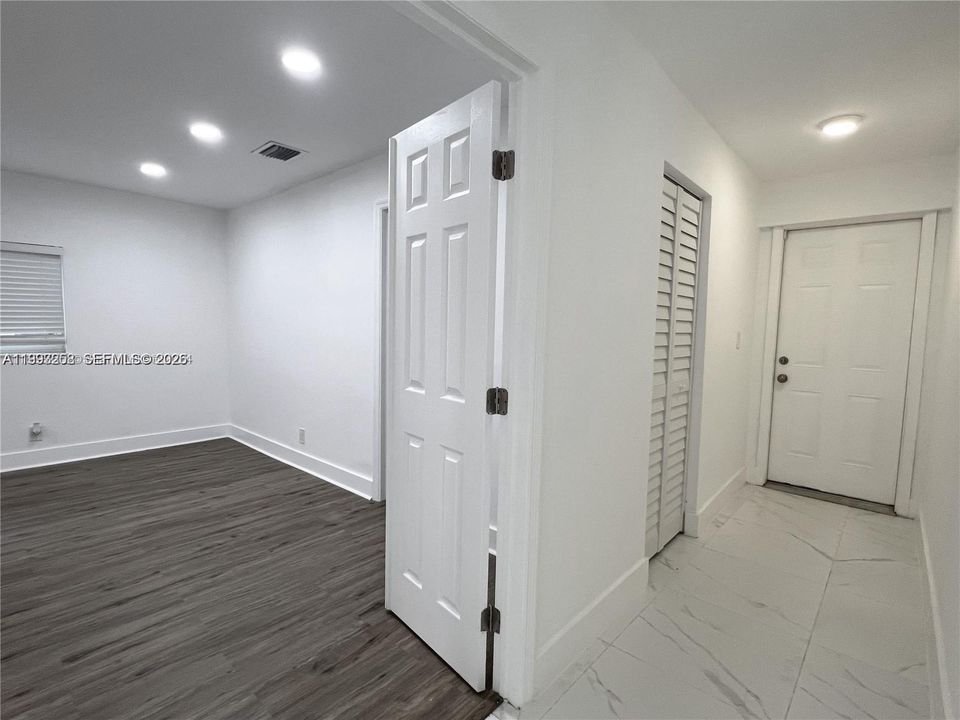 En Venta: $1,300,000 (4 camas, 3 baños, 2574 Pies cuadrados)