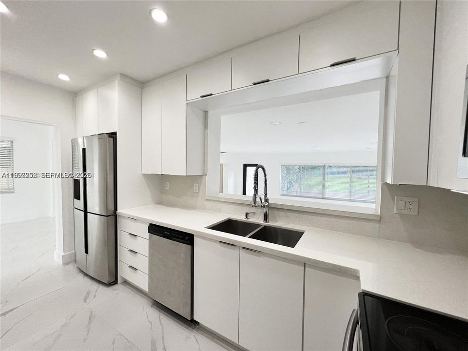 En Venta: $1,300,000 (4 camas, 3 baños, 2574 Pies cuadrados)