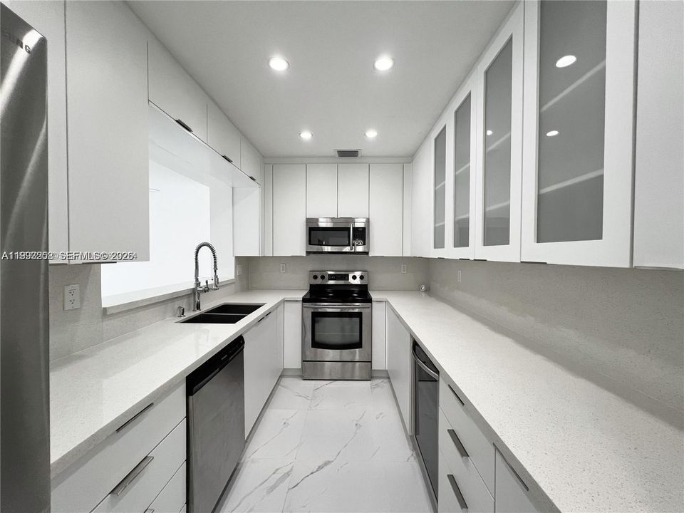 En Venta: $1,300,000 (4 camas, 3 baños, 2574 Pies cuadrados)