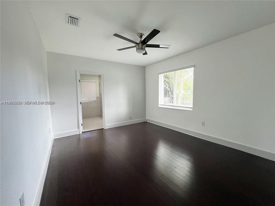 En Venta: $1,300,000 (4 camas, 3 baños, 2574 Pies cuadrados)
