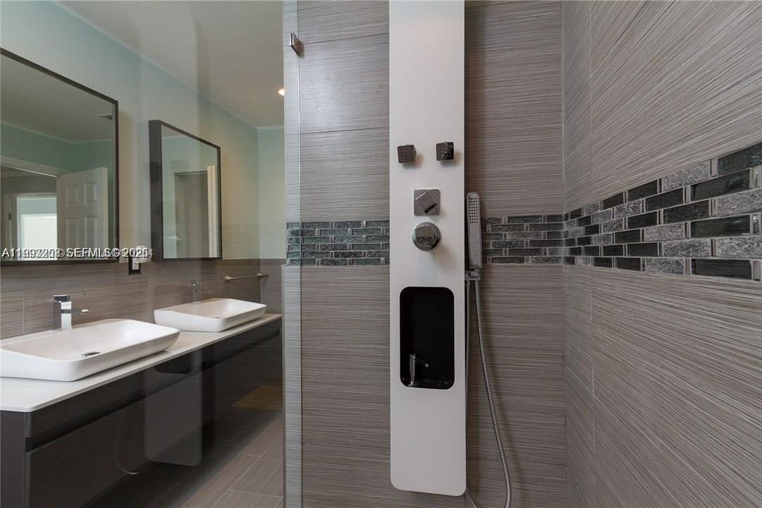 En Venta: $1,300,000 (4 camas, 3 baños, 2574 Pies cuadrados)