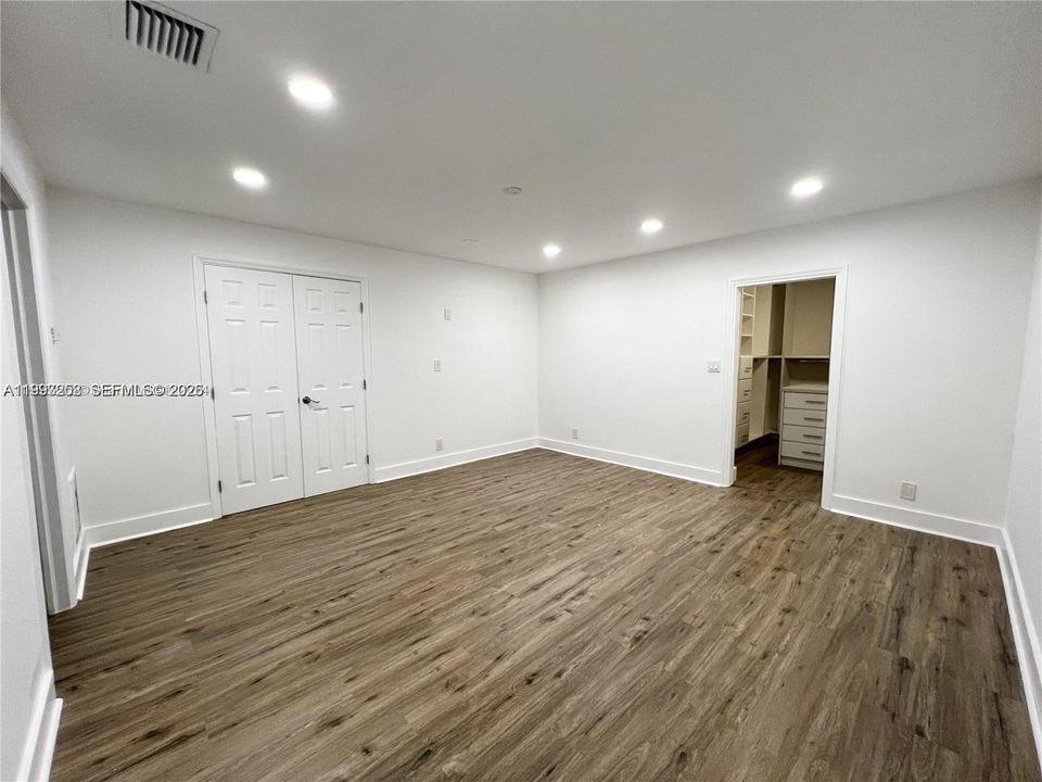 En Venta: $1,300,000 (4 camas, 3 baños, 2574 Pies cuadrados)