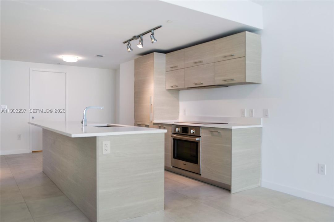 En Venta: $895,000 (2 camas, 3 baños, 1193 Pies cuadrados)