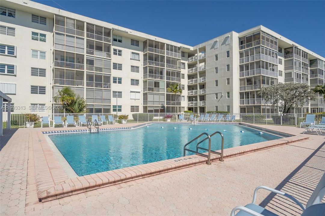For Sale: $179,000 (1 beds, 1 baths, 768 Square Feet)
