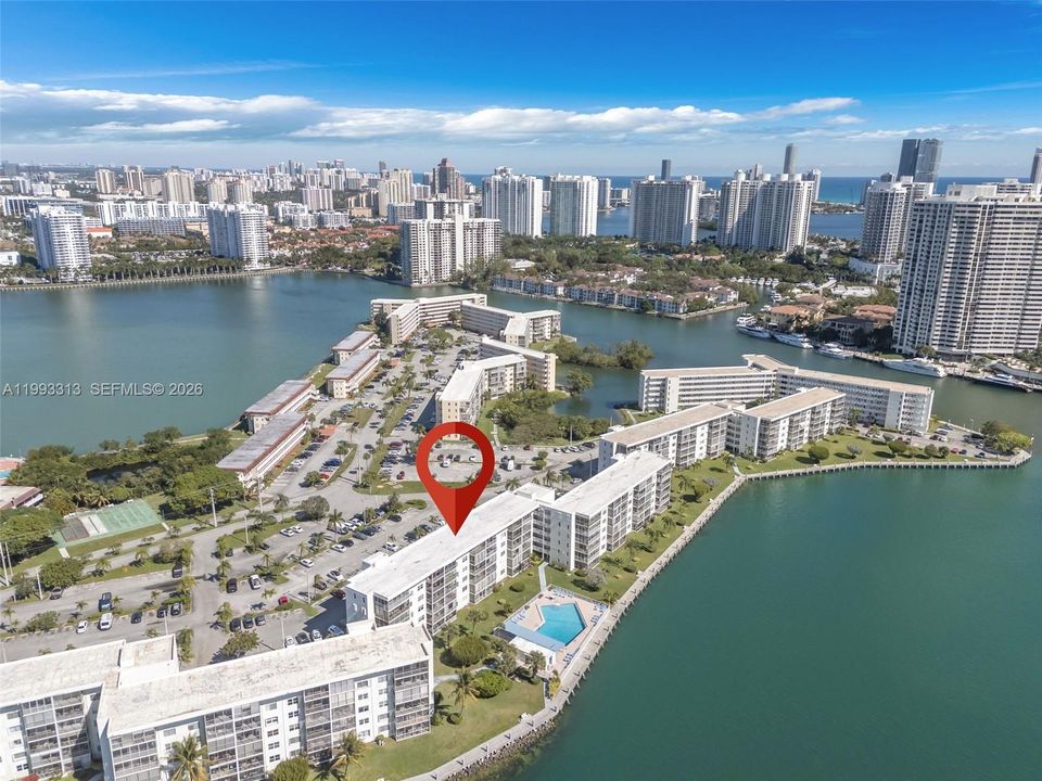 For Sale: $179,000 (1 beds, 1 baths, 768 Square Feet)