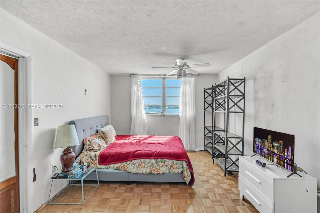For Sale: $179,000 (1 beds, 1 baths, 768 Square Feet)