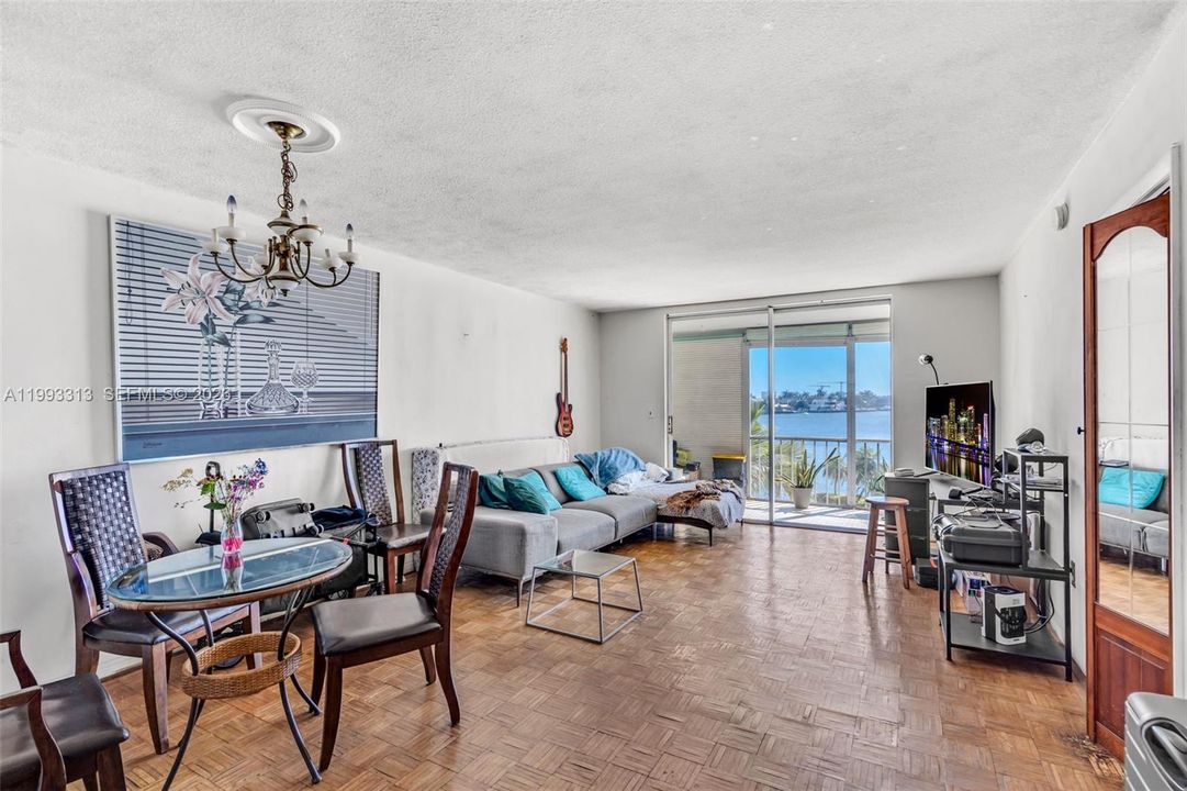 For Sale: $179,000 (1 beds, 1 baths, 768 Square Feet)
