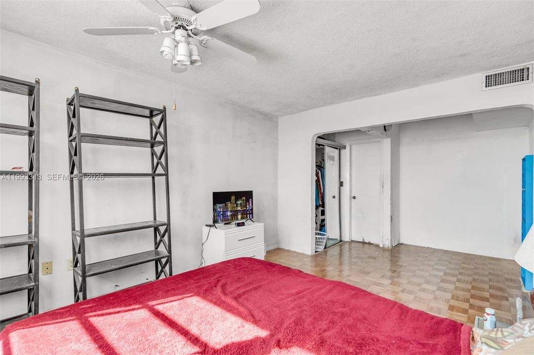 For Sale: $179,000 (1 beds, 1 baths, 768 Square Feet)