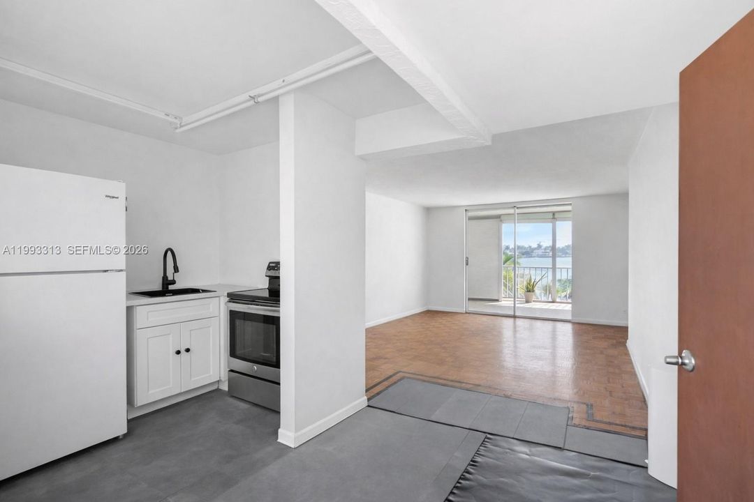 For Sale: $179,000 (1 beds, 1 baths, 768 Square Feet)